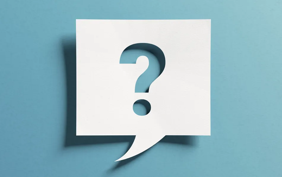 Notizzettel mit Schatten als Sprechblase mit einem Fragezeichen ausgeschnitten vor blauem Hintergrund